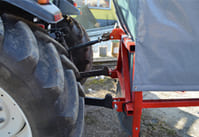 Mobiles Gewebe Silo auf Stahlgestell an einem Traktor angehängt