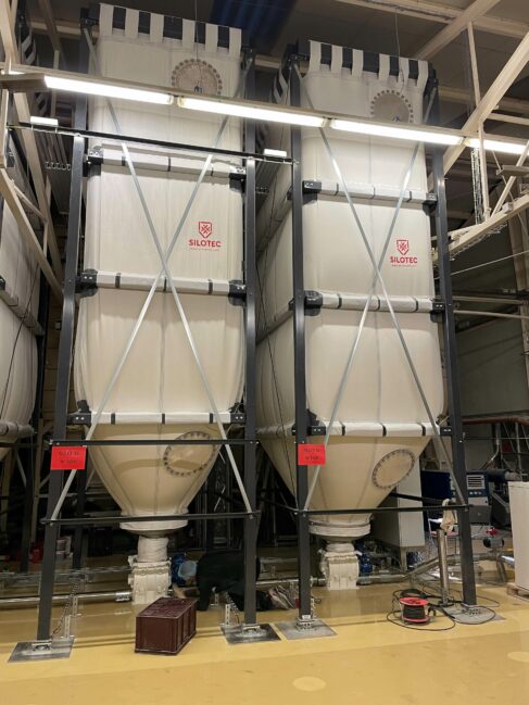 UV-Silo mit Stahlgestell