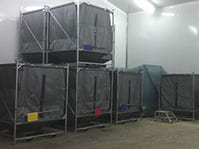 Containerlagersystem mit blauem Stahlrahmen